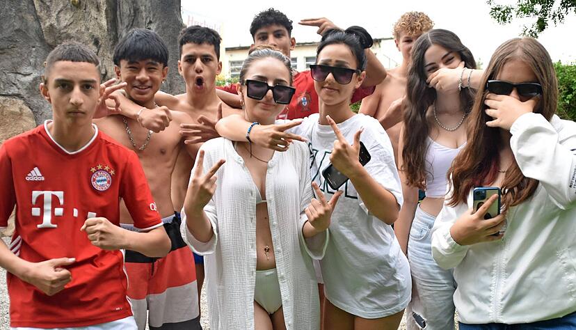 Auf der Liegewiese ist m&auml;chtig Action: Said (links) und seine Clique haben ordentlich Spa&szlig; &minus; und fast die ganzen zehn Tage mitgenommen. Der kostenfreie Eintritt ins H2&Ouml; ist eine super Sache, finden die Jugendlichen.