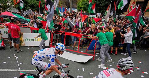 Nur mit viel Mühe können die Sicherheitskräfte die Demonstranten zurückhalten.