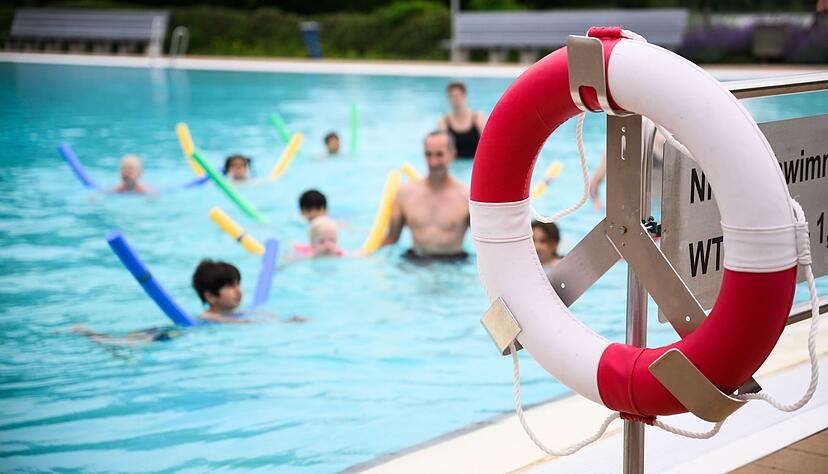 Die DLRG-Lebensretter haben bei den Mitgliederzahlen erstmals die Marke von 200.000 Kindern geknackt. (Archivbild)