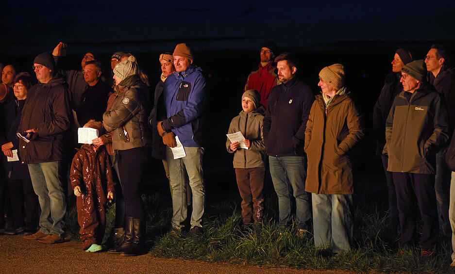 Nur in Heilbronn-Klingenberg machten sich gut hundert Personen auf den Weg zum Osterfeuer. Nur in Heilbronn-Klingenberg machten sich gut hundert Personen auf den Weg zum Osterfeuer.