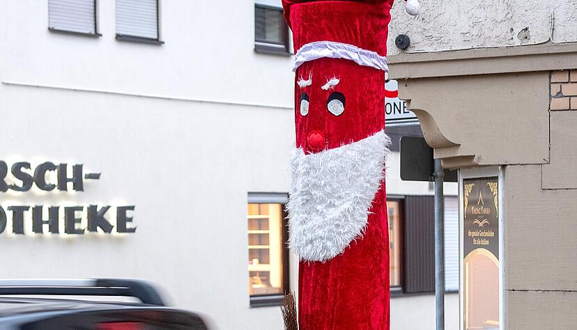 Der Nikolaus ist sogar mit einer Rute ausgestattet.