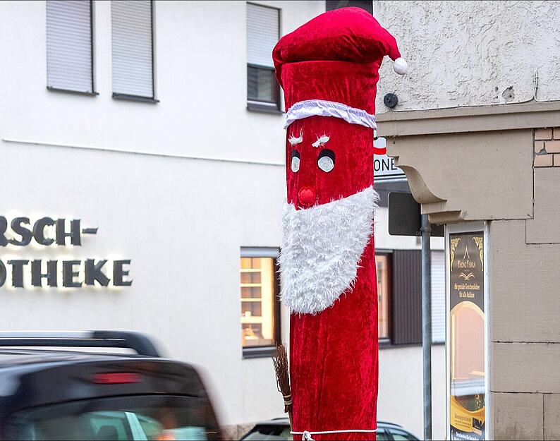 Der Nikolaus ist sogar mit einer Rute ausgestattet.