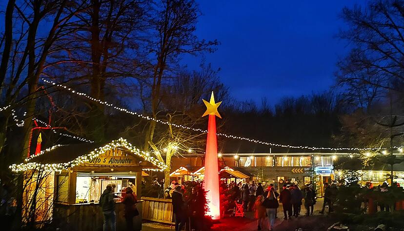 Nicht nur Speis und Trank ziehen die Besucher auch aus Karlsruhe oder Heidelberg auf das Gl&uuml;hweindorf im Zeitwald. Besonders das Ambiente mit stimmungsvoller Beleuchtung ist &uuml;ber die Regionsgrenzen hinaus bekannt.
