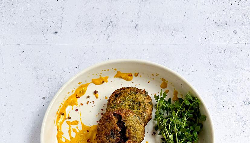 Als &laquo;Berliner Falafel mit Curry-Tahini-Sauce&raquo; wurden diese B&auml;llchen im &laquo;Gemeinsam Kochen ohne Grenzen&raquo; getauft. Die Falafel sind aus 400 g gekochten wei&szlig;en Bohnen gemacht.