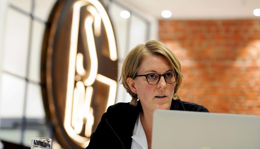 Vorständin Christina Rühl-Hamers berichtete über die Finanzen des FC Schalke 04. Vorständin Christina Rühl-Hamers berichtete über die Finanzen des FC Schalke 04.