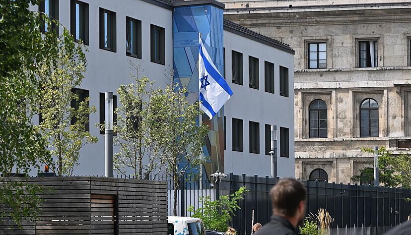 In der Nähe des israelischen Generalkonsulats in der Münchner Innenstadt waren wegen des Schusswechsels viele Polizeikräfte im Einsatz. In der Nähe des israelischen Generalkonsulats in der Münchner Innenstadt waren wegen des Schusswechsels viele Polizeikräfte im Einsatz.
