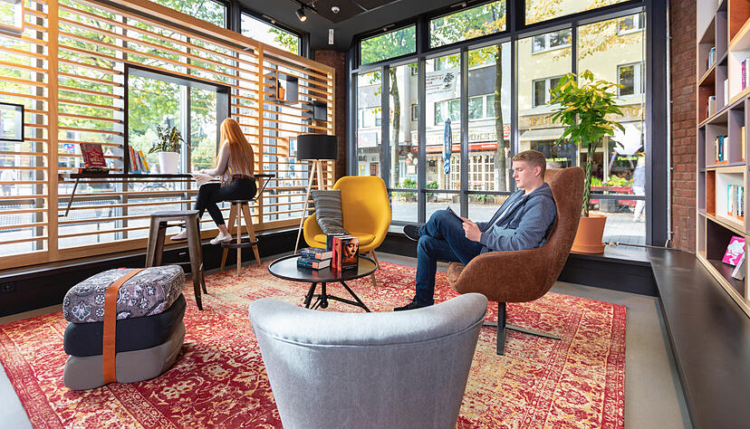 Die Bibliothek in Köln-Kalk hat auch das Büro includi gestaltet. Das Foto gibt einen Eindruck von der auch in Flein angestrebten Atmosphäre im geplanten Neubau: gemütlich in einem Sessel lesen oder auf dem Hochstuhl an einer Theke lernen. Die Bibliothek in Köln-Kalk hat auch das Büro includi gestaltet. Das Foto gibt einen Eindruck von der auch in Flein angestrebten Atmosphäre im geplanten Neubau: gemütlich in einem Sessel lesen oder auf dem Hochstuhl an einer Theke lernen.