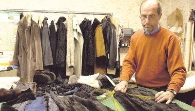 Wertvoller Rohstoff f&uuml;r langlebige Kleidung: K&uuml;rschnermeister Werner Barth ist froh, dass Pelzmode auf den Laufsteg zur&uuml;ckgekehrt ist. Vor 15 Jahren gab es spektakul&auml;re Kampagnen gegen die Branche.Foto: Ulrike Kugler
