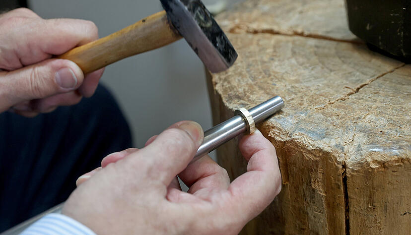 Die Ringgr&ouml;&szlig;e und -form wird &uuml;ber das Schmieden mit dem Hammer erreicht.