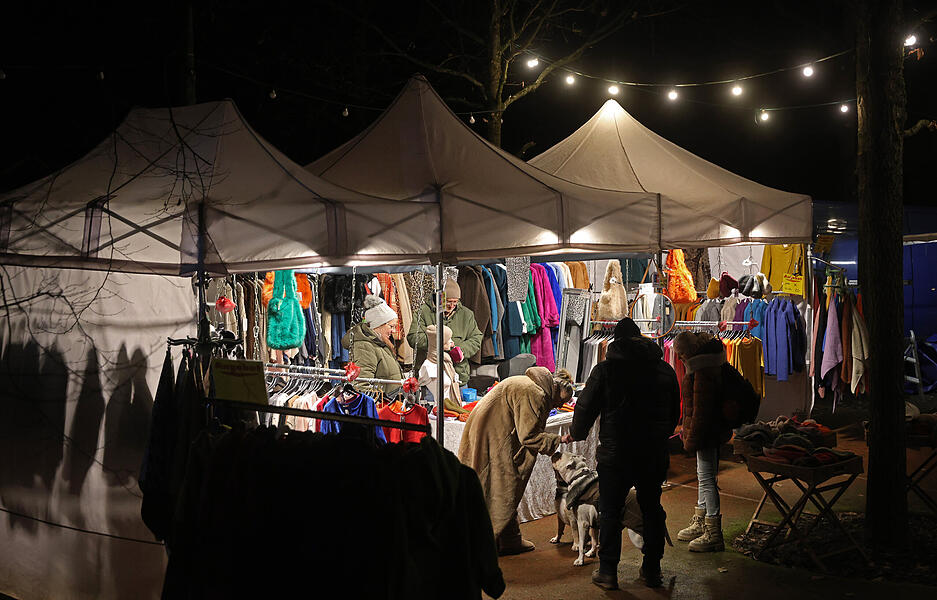 Nicht nur Speis und Trank ziehen die Besucher auch aus Karlsruhe oder Heidelberg auf das Glühweindorf im Zeitwald. Besonders das Ambiente mit stimmungsvoller Beleuchtung ist über die Regionsgrenzen hinaus bekannt. Nicht nur Speis und Trank ziehen die Besucher auch aus Karlsruhe oder Heidelberg auf das Glühweindorf im Zeitwald. Besonders das Ambiente mit stimmungsvoller Beleuchtung ist über die Regionsgrenzen hinaus bekannt.