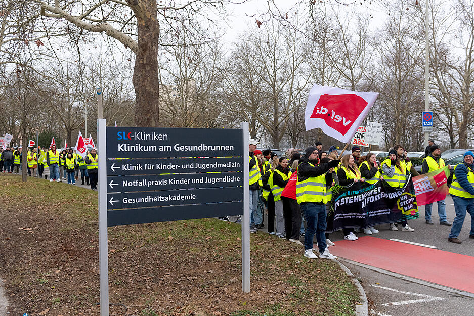Protestieren vor der eigenen Arbeitsstätte: Heilbronner Pflege-Personal vor der SLK-Klinik am Gesundbrunnen.