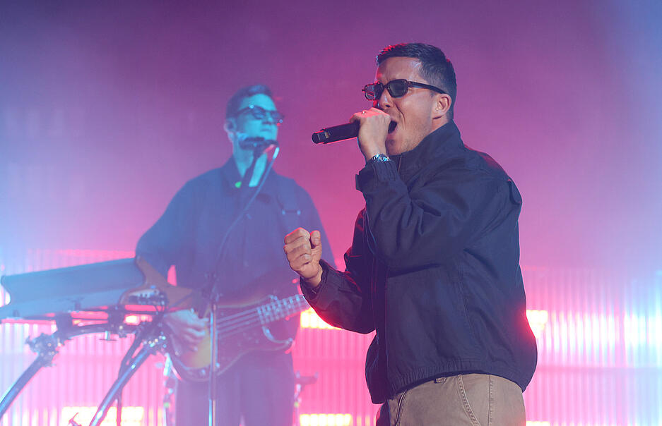 Nico Santos ist bekannt für Hits wie „Rooftop“ oder „Play with Fire“, mit denen er die Charts eroberte. Bei Haigern Live stand er am Samstag als Headliner des Festivals auf der Bühne.