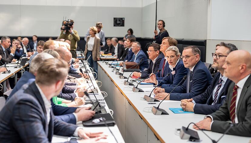 Die AfD bei einer Probesitzung im ihr zugewiesenen ehemaligen FDP-Sitzungssaal: &laquo;Das ist einfach nicht zumutbar&raquo;, sagte Co-Fraktionschef Tino Chrupalla. (Archivbild)