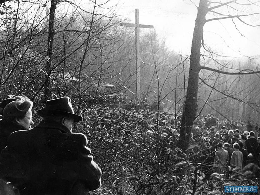 Tausende Menschen versammeln sich 1960 auf dem Ehrenfriedhof nahe des alles überragenden Holzkreuzes und gedenken der Schreckensnacht nach dem verheerenden Bombenangriff auf Heilbronn am 4. Dezember 1944.