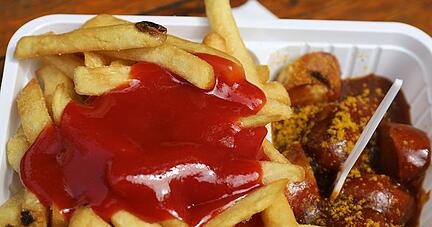Ob gesund oder nicht gesund - Currywurst wird in deutschen Kantinen sehr gerne gegessen. Foto: Oliver Berg