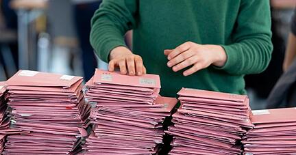 Wahlhelfer bei der Auszählung der Briefwahl.