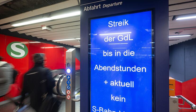 Eine Anzeige weist vor dem Zugang zur S-Bahn am Hauptbahnhof auf den Streik der GDL hin. Eine Anzeige weist vor dem Zugang zur S-Bahn am Hauptbahnhof auf den Streik der GDL hin.