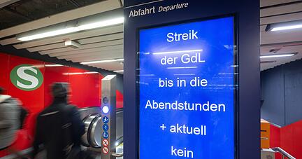 Eine Anzeige weist vor dem Zugang zur S-Bahn am Hauptbahnhof auf den Streik der GDL hin.