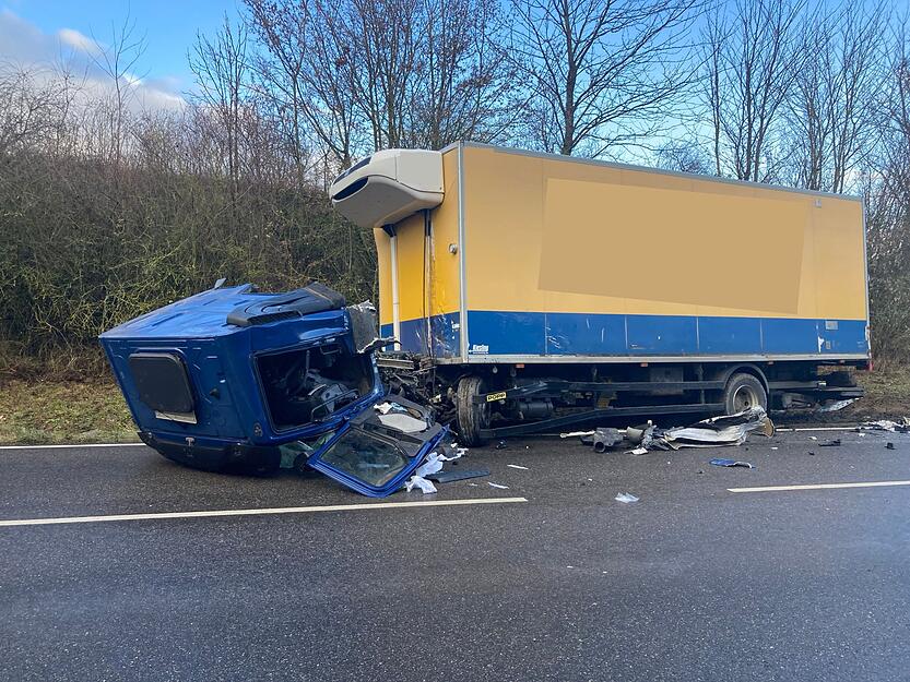 Der Fahrer eines Kleintransporters war in Fahrtrichtung Heilbronn unterwegs und geriet nach Angaben der Polizei auf die Gegenfahrbahn. Dort kam es zum Zusammenstoß mit einem entgegenkommenden Lkw und in der Folge zur Kollision mit einem weiteren Auto. Der Fahrer eines Kleintransporters war in Fahrtrichtung Heilbronn unterwegs und geriet nach Angaben der Polizei auf die Gegenfahrbahn. Dort kam es zum Zusammenstoß mit einem entgegenkommenden Lkw und in der Folge zur Kollision mit einem weiteren Auto.