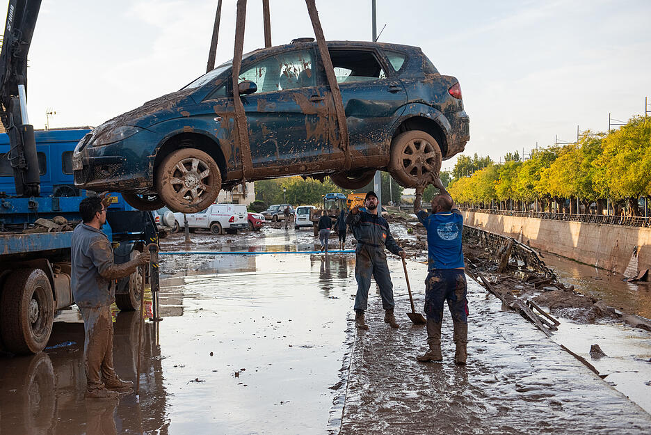 Autos, die von dem verheerenden Unwetter weggeschwemmt worden waren, werden beseitigt.