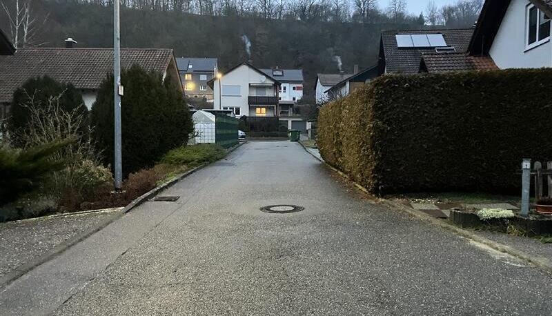 Der Fundort der toten Frau befindet sich im Ahornweg in Sch&ouml;ntal-Westernhausen.