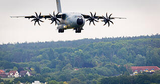 Ein Transportflugzeug vom Typ Airbus A400M, hier bei einem Landeanflug in Niedersachen. Ein solches Flugzeug war am Mittwoch &uuml;ber Abstatt zu sehen.