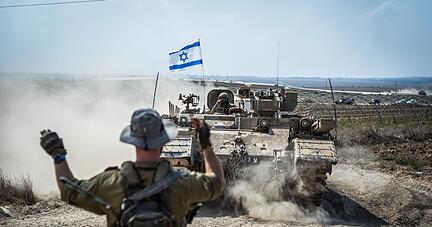 Israelische Panzer in der Nähe der Grenze zwischen Israel und Gaza.