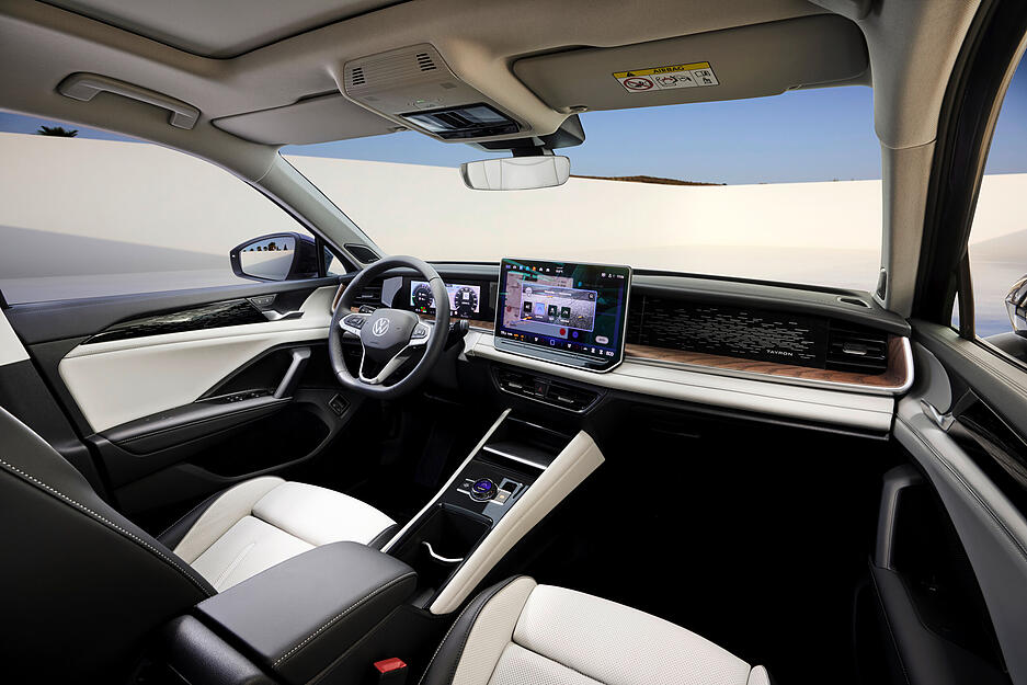 Innen gibt es ein digitales Cockpit mit einem 15-Zoll-Touchscreen und edlen Materialien.