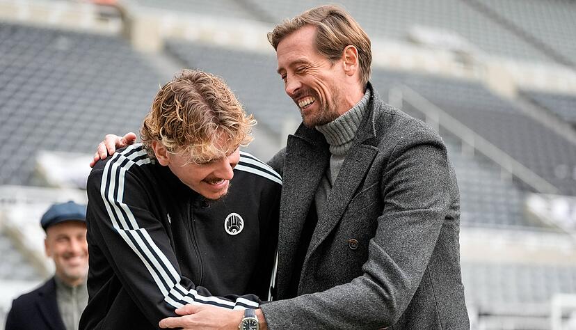 &laquo;Crouchy&raquo; trifft &laquo;Crouchy&raquo;: Nick Woltemade und Ex-St&uuml;rmerstar Peter Crouch verstanden sich beim ersten Aufeinandertreffen blendend.