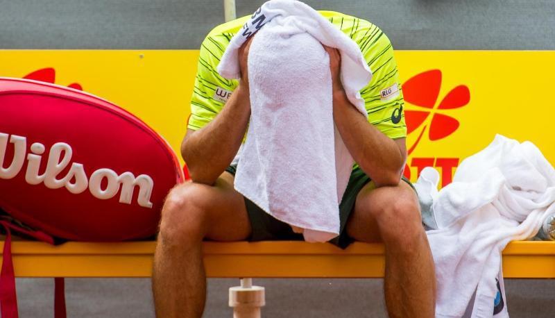 Philipp Kohlschreiber verbirgt nach seiner Niederlage seinen Kopf unter einem Handtuch. Foto: Marc Müller
