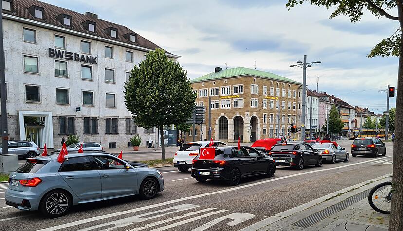 Es werden hunderte Autos erwartet, die nach dem Sieg der Türkei gegen Georgien durch die Stadt fahren. Es werden hunderte Autos erwartet, die nach dem Sieg der Türkei gegen Georgien durch die Stadt fahren.