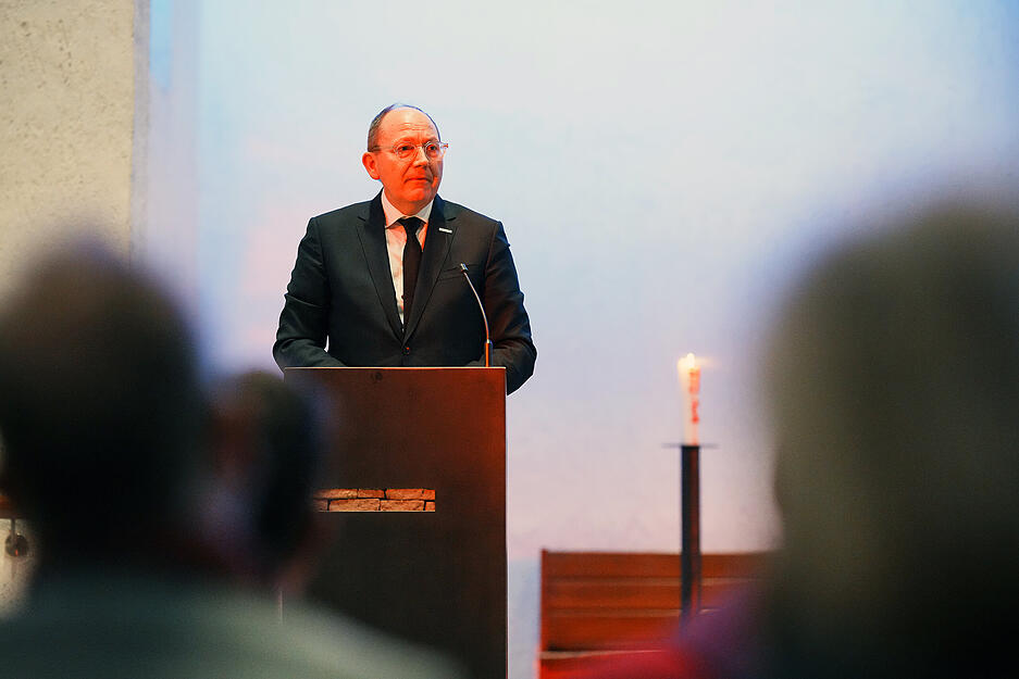 Christian Specht (CDU), Oberbürgermeister von Mannheim, bei seiner Rede während eines Gedenkgottesdiensts in der Konkordienkirche. Nach der Todesfahrt in Mannheim mit zwei Toten und mehreren Verletzten ist in einem ökumenischen Gottesdienst der Opfer gedacht worden. Christian Specht (CDU), Oberbürgermeister von Mannheim, bei seiner Rede während eines Gedenkgottesdiensts in der Konkordienkirche. Nach der Todesfahrt in Mannheim mit zwei Toten und mehreren Verletzten ist in einem ökumenischen Gottesdienst der Opfer gedacht worden.