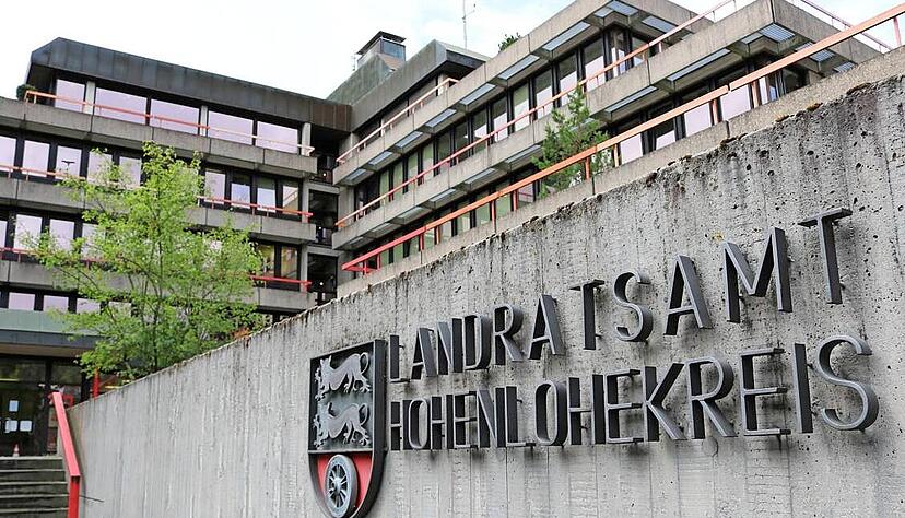 Die Verwaltungsspitze im Landratsamt Hohenlohekreis ist um ihren Job nicht zu beneiden. Sie muss aufs Neue einen strukturell völlig unterfinanzierten Kreishaushalt aus dem Hut zaubern. Die Verwaltungsspitze im Landratsamt Hohenlohekreis ist um ihren Job nicht zu beneiden. Sie muss aufs Neue einen strukturell völlig unterfinanzierten Kreishaushalt aus dem Hut zaubern.