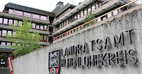 Die Verwaltungsspitze im Landratsamt Hohenlohekreis ist um ihren Job nicht zu beneiden. Sie muss aufs Neue einen strukturell völlig unterfinanzierten Kreishaushalt aus dem Hut zaubern.