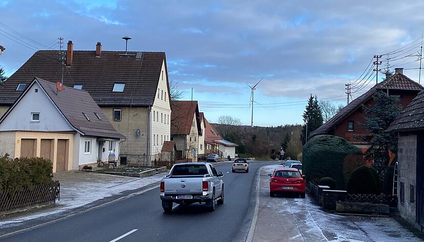 Einen neuen Fahrbahnbelag gab es schon für den Löwensteiner Teilort Hirrweiler, ein Tempo-30-Limit steht vor der Umsetzung.
Foto: Archiv/Zwingmann Einen neuen Fahrbahnbelag gab es schon für den Löwensteiner Teilort Hirrweiler, ein Tempo-30-Limit steht vor der Umsetzung.
Foto: Archiv/Zwingmann