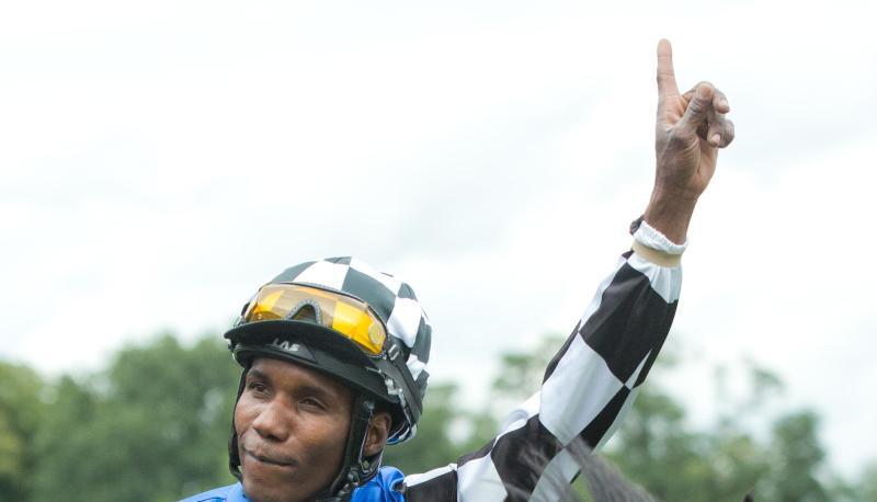Jockey Eduardo Pedroza f&uuml;hrte Stute Signora Queen in Iffezheim zum Sieg. Foto: J&ouml;rg Carstensen
