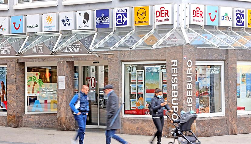 Reisebüros, wie hier in der Innenstadt, müssen sich zurzeit weniger mit Neubuchungen, sondern vielmehr mit Nachfragen auseinandersetzen.
Foto: Ralf Seidel Reisebüros, wie hier in der Innenstadt, müssen sich zurzeit weniger mit Neubuchungen, sondern vielmehr mit Nachfragen auseinandersetzen.
Foto: Ralf Seidel