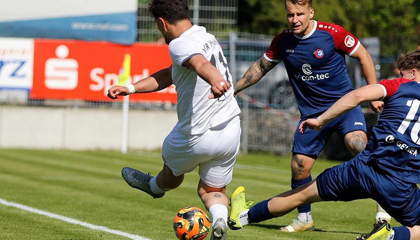 Durch diesen Schuss von Leorant Marmullaku geht der VfR Heilbronn bei der TSG Hofherrnweiler-Unterrombach in F&uuml;hrung.