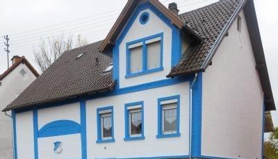 Das Wohnhaus der Familie Breunig, das in den Vereinsfarben des Bundesligisten 1899 Hoffenheim gestrichen ist.