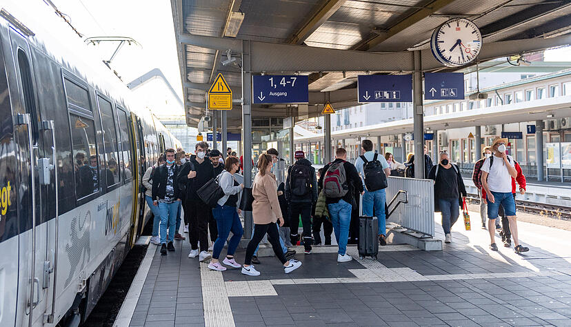 Pendler verlassen am Heilbronner Hauptbahnhof eine Regionalbahn.