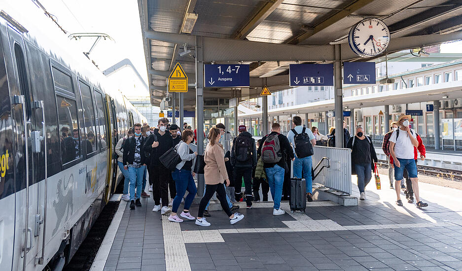 Pendler verlassen am Heilbronner Hauptbahnhof eine Regionalbahn.