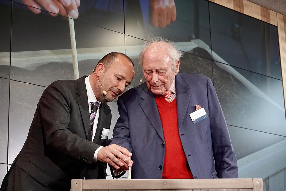 Nach dem Eintrag ins Gästebuch darf Reinhold Würth noch ein paar Samen ins Hochbeet einpflanzen. Ihm zur Seite steht Thomas Schrott, Geschäftsführer (K) der Würth Elektronik eiSos GmbH & Co. KG. Nach dem Eintrag ins Gästebuch darf Reinhold Würth noch ein paar Samen ins Hochbeet einpflanzen. Ihm zur Seite steht Thomas Schrott, Geschäftsführer (K) der Würth Elektronik eiSos GmbH & Co. KG.