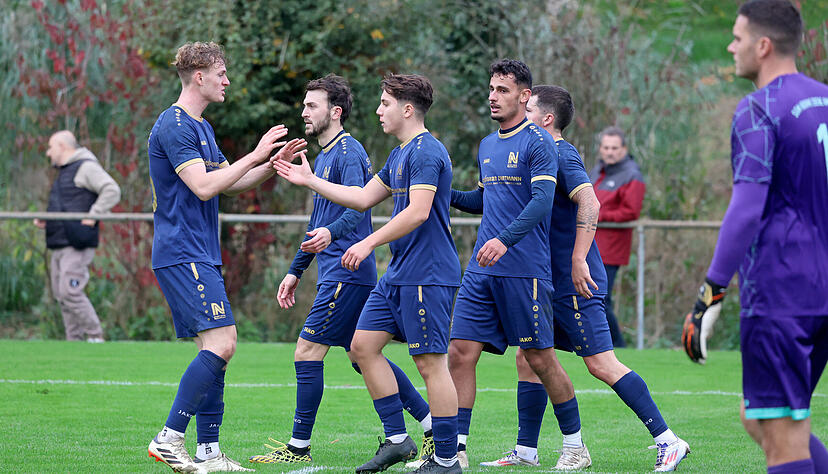 Neckarsulmer Jubel &uuml;ber das Tor zum 2:0. Der Favorit h&auml;tte das Derby fr&uuml;her f&uuml;r sich entscheiden k&ouml;nnen. Nach dem Anschlusstor der SGM Krumme Ebene wurde es deshalb nochmals spannend.