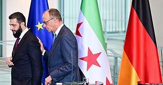 Wer hat die 80-Prozent-Zielmarke genannt, Syriens &Uuml;bergangspr&auml;sident Ahmed al-Scharaa oder Kanzler Friedrich Merz (CDU)? Nicht so wichtig, meint die Bundesregierung.