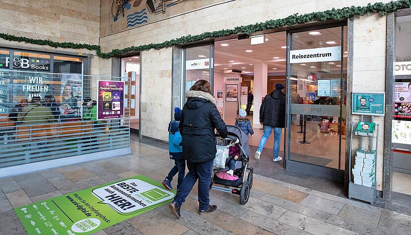 Zentrale Lage: das DB-Reisezentrum im Heilbronner Hauptbahnhof. Mitarbeiter halfen bei einem Test auch mit Hinweisen auf die neue Konkurrenz weiter. 
Foto: Andreas Veigel