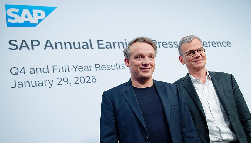 Vorstandvorsitzender Christian Klein (l) und SAP-Finanzchef Dominik Asam legten die neuen Zahlen vor.