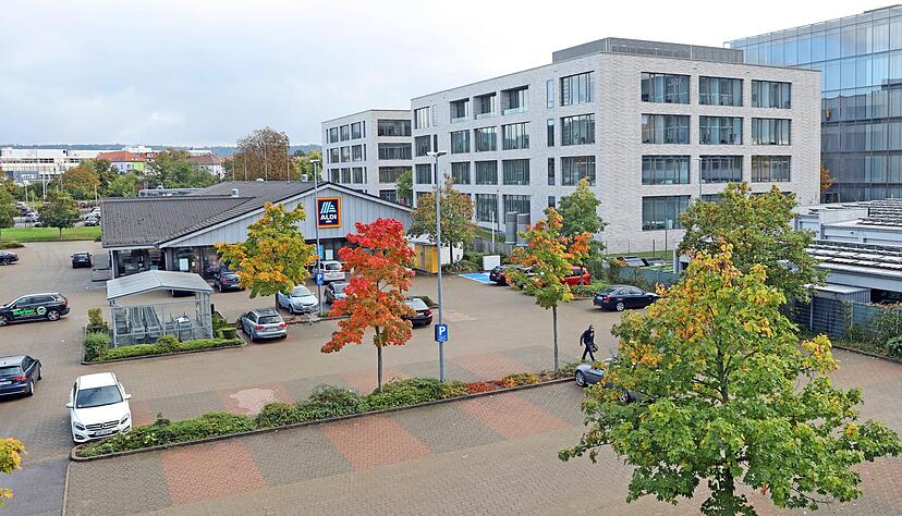 Der Bildungscampus beim Europaplatz ist in den vergangenen Jahren stetig gewachsen. Der Aldi-Markt steht einer m&ouml;glichen Erweiterung im Weg.
Foto: Archiv, Seidel