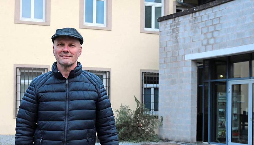 Christian Völkel hat sich das Mulfinger Rathaus für das Foto ausgegsucht − schließlich sei das der Ort, wo er künftig agieren möchte, erklärt der 56-Jährige die Motivwahl.
Foto: Götz Greiner Christian Völkel hat sich das Mulfinger Rathaus für das Foto ausgegsucht − schließlich sei das der Ort, wo er künftig agieren möchte, erklärt der 56-Jährige die Motivwahl.
Foto: Götz Greiner
