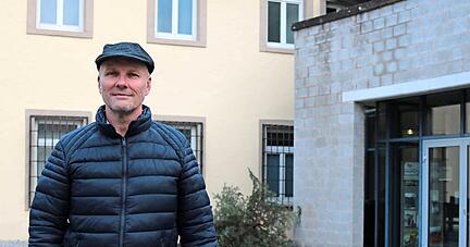 Christian Völkel hat sich das Mulfinger Rathaus für das Foto ausgegsucht − schließlich sei das der Ort, wo er künftig agieren möchte, erklärt der 56-Jährige die Motivwahl.
Foto: Götz Greiner