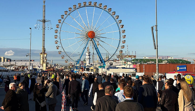 Nach der Schließung wegen einer Bombendrohung öffnete das Münchner Oktoberfest wieder.